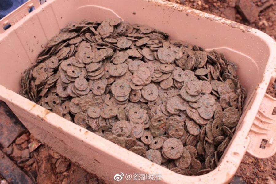 江西景德镇一村庄挖出4000多公斤古钱币 已装97箱存博物馆