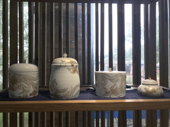 “闲云居”陶工坊设计制作的茶叶罐。新华社记者 沈洋 摄