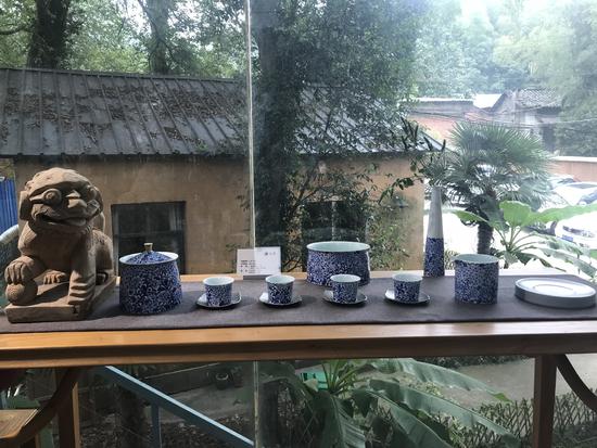 “闲云居”陶工坊设计制作的茶具。新华社记者 沈洋 摄